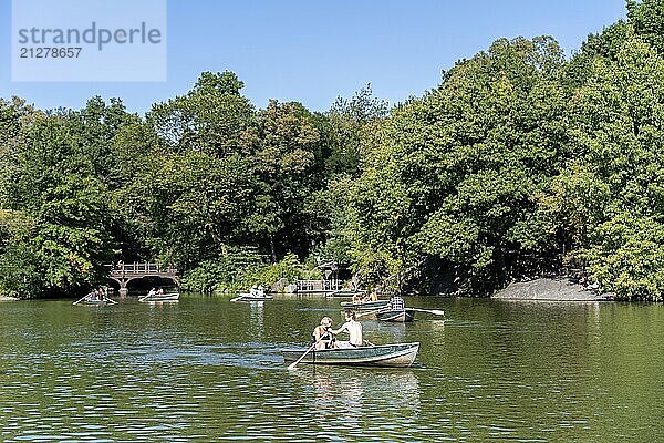 New York City  USA  21. September 2019: Menschen in Ruderbooten auf dem See im Central Park  Nordamerika