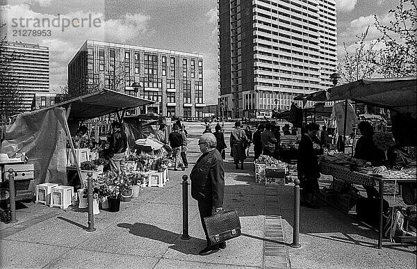 Deutschland  Berlin  22.05.1991  Markt in Marzahn  Mann mit Aktentasche  Europa