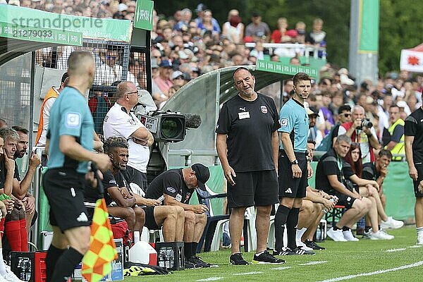 Trainer Frank Schmidt (1. FC Heidenheim) ist an der Seitenlinie unzufrieden beim Spiel um den DFB-Pokal 2022-23  1. Runde: DFB-Pokal 2024-25  1. Hauptrunde: FC 08 Villingen  1. FC Heidenheim 1846