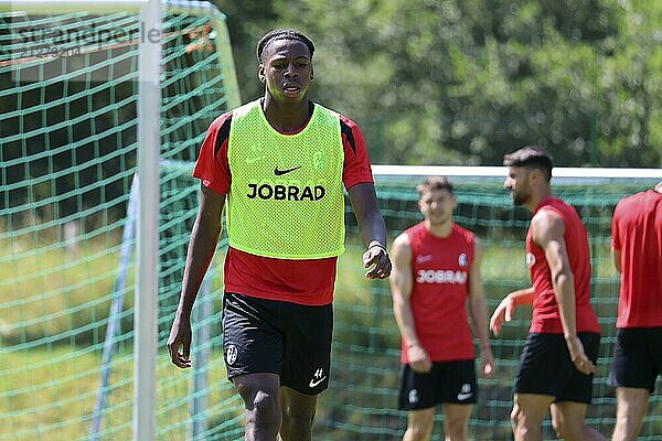 Johan Manzambi (SC Freiburg) beim Trainingslager SC Freiburg Schruns 2024 DFL REGULATIONS PROHIBIT ANY USE OF PHOTOGRAPHS AS IMAGE SEQUENCES AND/OR QUASI-VIDEONann Foto: Joachim Hahne/johapress