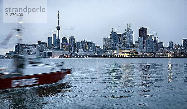 Nachtaufnahme Toronto Stadt in Ontario Kanada See Reflexion