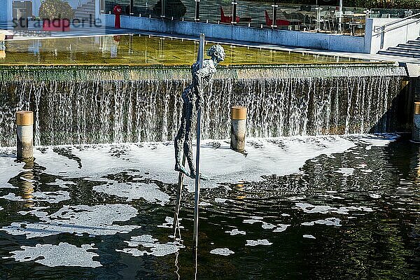 Mann auf Stelze im Wasser in Aker Brygge  Oslo  Norwegen  Europa