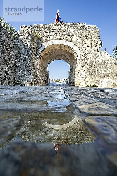 Skyline einer kleinen Mittelmeerstadt  historisches Stadtzentrum mit massiven Stadtmauern auf einer Insel in einer Bucht oder Lagune. Morgenstimmung in Nin  Zadar  Dalmatien  Kroatien  Adria  Europa