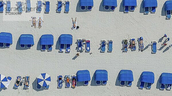 Die Drohnenperspektive fängt den lebhaften Spring Break in Clearwater Beach von oben ein und zeigt sonnenverwöhnte Ufer  lebhafte Menschenmengen und fröhliche Strandbesucher  die die Wärme eines perfekten Frühlingstages genießen