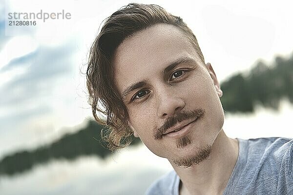 Handsome kaukasischen Mann nimmt ein Selfie am Strand  Menschen  Lifestyle und Technologie Konzept