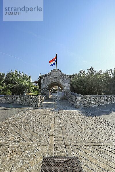 Skyline einer kleinen Mittelmeerstadt  historisches Stadtzentrum mit massiven Stadtmauern auf einer Insel in einer Bucht oder Lagune. Morgenstimmung in Nin  Zadar  Dalmatien  Kroatien  Adria  Europa