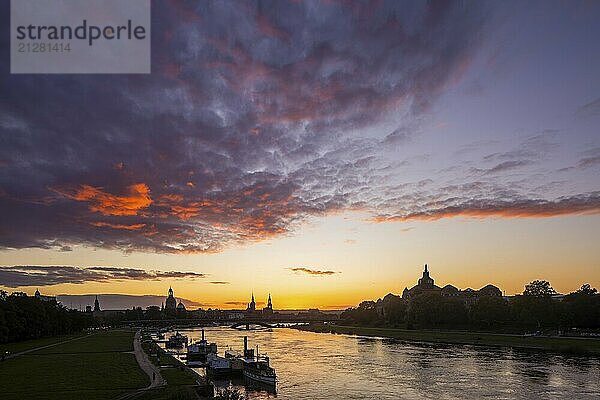 Die historische Altstadt von Dresden bei Sonnenuntergang mit Elbdampfern.  Dresden Silhouette am Abend  Dresden  Sachsen  Deutschland  Europa