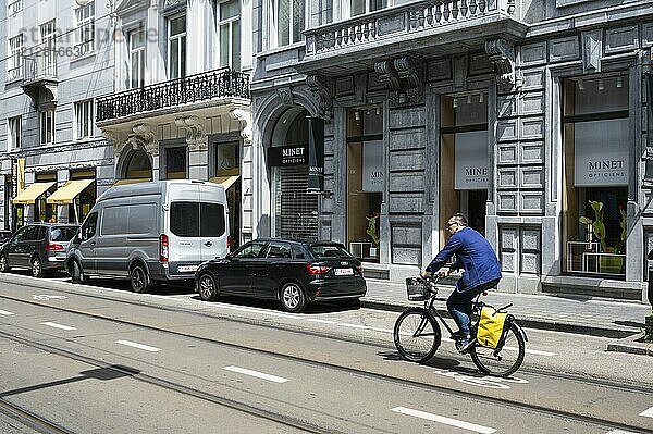 Ixelles  Region Brüssel Hauptstadt  Belgien  07 03 2022  Mann fährt mit dem Fahrrad zwischen Stadtbahnschienen an der Chaussee de Charleroi  Europa