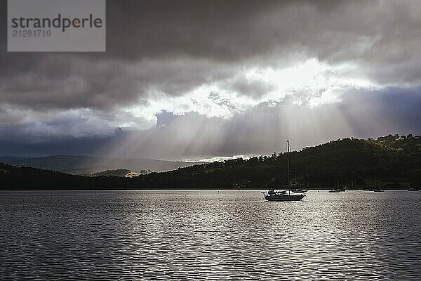 Blick auf die Landschaft von Port Huon bei Sonnenuntergang an einem kühlen Sommertag auf der Southern Peninsula im Huon Valley  Tasmanien  Australien  Ozeanien