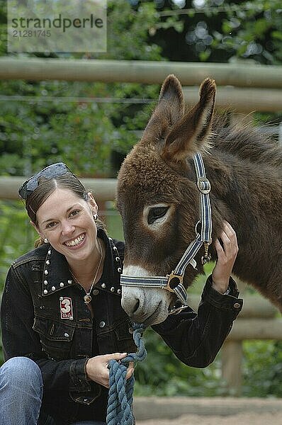 Esel mit junger Frau