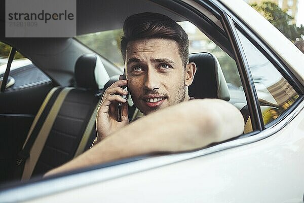 Genießen Sie die Fahrt. Bild von jungen gut aussehenden Mann sitzt im Auto