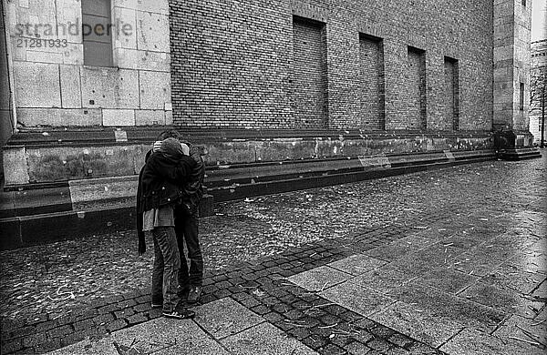 Deutschland  Berlin  17.11.1990  junges Paar hinter der Neuen Wache...  (Deserteur  Demo  Demo von Gegnern der Wehrpflicht und der Bundeswehr)  Europa