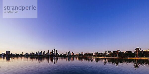 Der kultige Albert Park mit Blick auf den See und die Skyline bei Sonnenuntergang in Melbourne  Victoria  Australien  Ozeanien