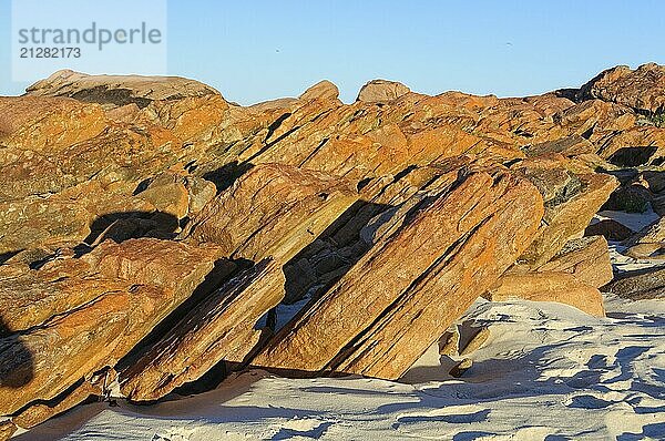 Schöne orangefarbene Felsen und Sand am Meelup Beach  Dunsborough  WA  Australien  Ozeanien