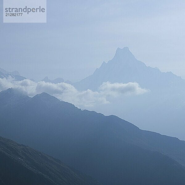 Silhouette des berühmten Fischschwanzberges Machapuchare am frühen Morgen