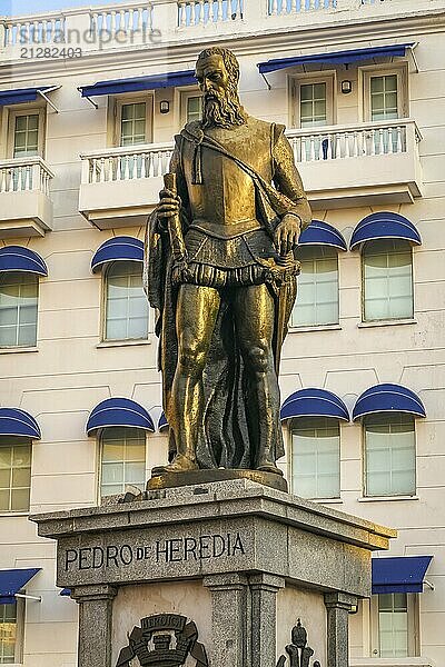 Frontansicht des Pedro de Heredia Denkmals mit Gebäude im Hintergrund  Cartagena  Kolumbien  Unesco Welterbe  Südamerika