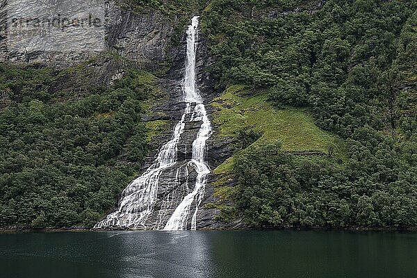 Blick auf einen kleinen Wasserfall über dem Lysefjord  einem Fjord in Norwegen