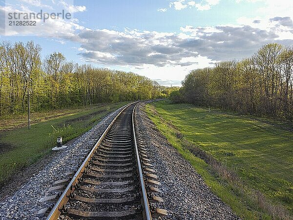 Eisenbahn  Gleise durch Baumbepflanzung  grünes Gras und schöne Natur  Reise durch ukrainische Steppen und Wälder