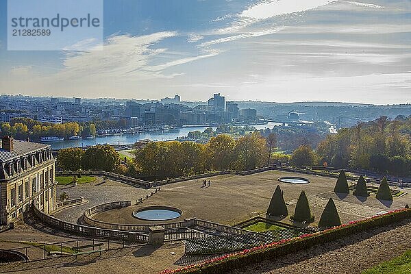 Idyllische Luftaufnahme von Paris: Domaine national de Saint Cloud und Seine im Herbst  Topiary Bäume und goldenes Herbstlaub im öffentlichen Park!