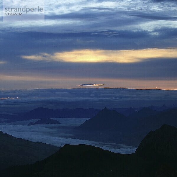 Bunter Morgenhimmel über dem Stanserhorn