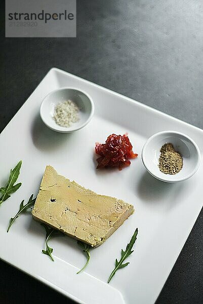 Französische Gänsestopfleber Vorspeise mit Toast auf einfachem grauen Hintergrund