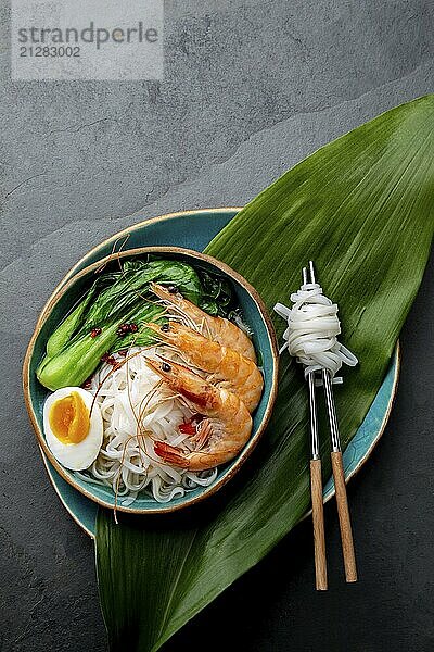 Food  Lebensmittel  asiatische Reisnudeln mit Garnelen auf grauem Hintergrund