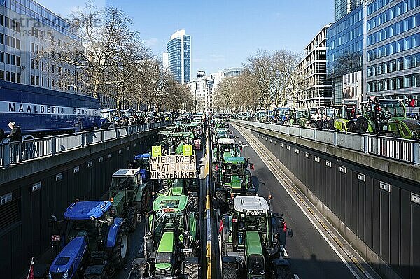 Region Brüssel Hauptstadt  Belgien  3. März 2023 Landwirte protestieren mit Traktoren gegen die Entscheidung der Regierung über den Einsatz von Stickstoff  Europa