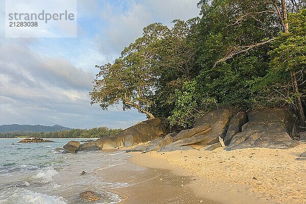 Schöne Naturlandschaft mit Strand  Felsen und Meer bei Sonnenuntergang in Khao Lak  Thailand  Asien