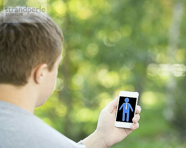 Mann hält Smartphone in der Hand im Freien. Kommunikation Konzept