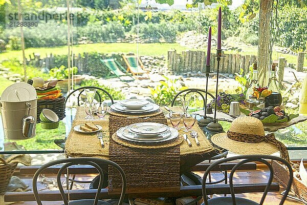 Esstisch für zwei Personen mit Blick auf den Garten im Sommer