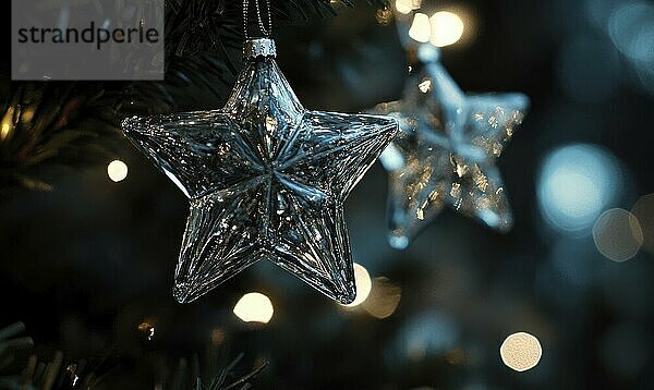 Silberne Stern Ornamente an einem Weihnachtsbaum mit funkelnden Lichtern und Bokeh AI erzeugt  KI generiert