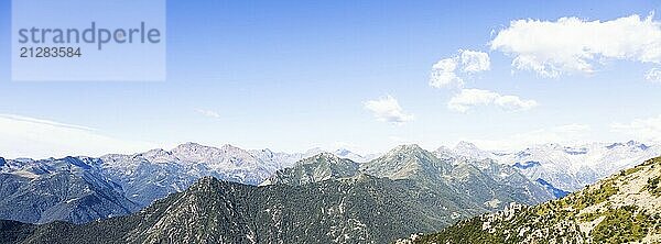 Panorama der italienischen Alpen mit blauem Himmel und Wolken. Ruhige Landschaft  ruhiger landschaftlicher Blick