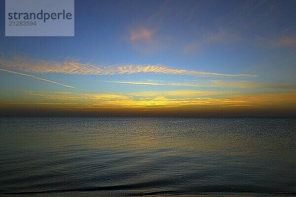 Schöne Landschaft mit Meer vor Sonnenaufgang