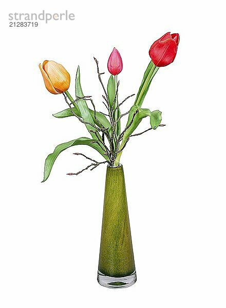 Frühlingsdeko mit künstlichen Tulpen vor weißem Hintergrund in einer Vase