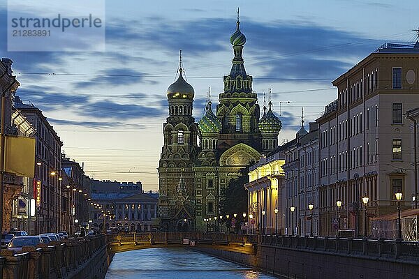 Einer der wunderbaren Ausblicke auf St. Petersburg Weiße Nächte. Die Kirche des Erlösers auf Blut befindet sich im historischen Zentrum von St. Petersburg am Ufer des Gribojedow Kanals in der Nähe des Michailowski Gartens und der Stallungen  nicht weit von der Champs de Mars