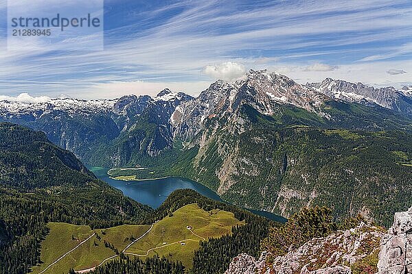 Blick auf den Königssee in Bayern  Deutschland  Europa