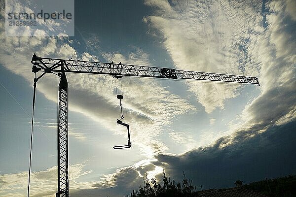 Fotografische Dokumentation der Silhouette eines Baukrans bei Sonnenuntergang