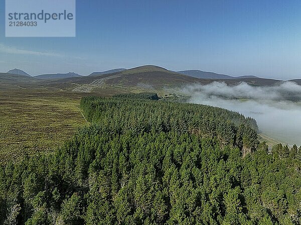 Küstennebel im schottischen Hochland mit Hügeln  hinten markante Spitze von Morven  Caithness  Drohnenaufnahme  Broch von Ousdale  Berriedale  Schottland  Großbritannien  Europa