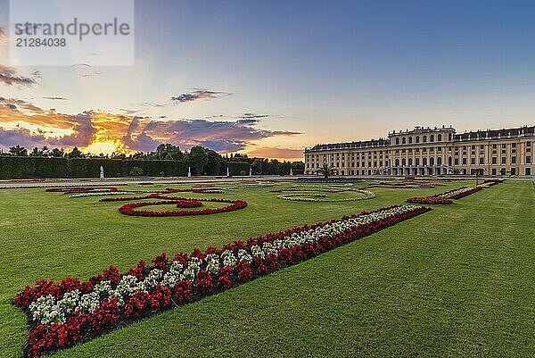 Wien  Österreich Sonnenuntergang Skyline von Schloss Schonbrunn und Garten