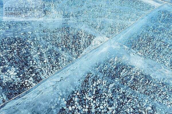 Schöne transparente blaue Eis und gefrorene Methanblasen auf Baikalsee Hintergrund Textur