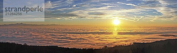 Sonnenuntergang in ein Nebelmeer über dem Bodensee  Inversionswetterlage mit Alpenblick