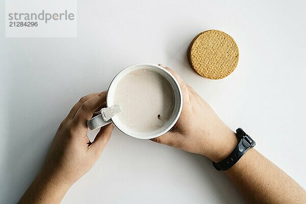 Draufsicht auf ein Kind  das ein Frühstück mit Milch  Schokolade und Keksen zu sich nimmt. Konzept Gesundheit und Ernährung