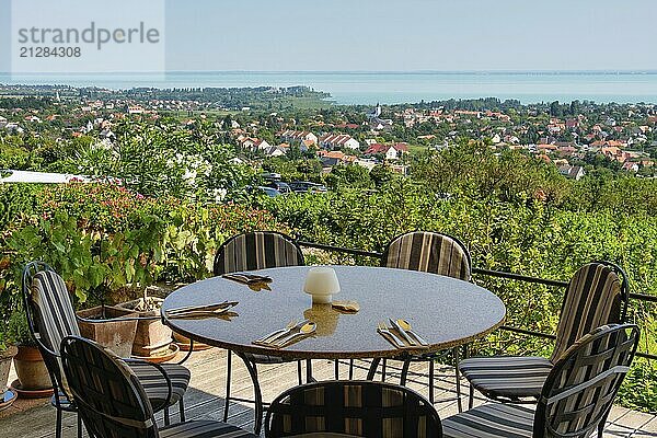 Schöner Blick auf den Plattensee von der Terrasse des St. Donat Anwesens (Szent Donát Borkúria)  Csopak  Ungarn  Europa