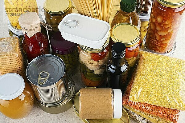 Emergency Survival Food Set auf weißen Küchentisch hohen Winkel Ansicht