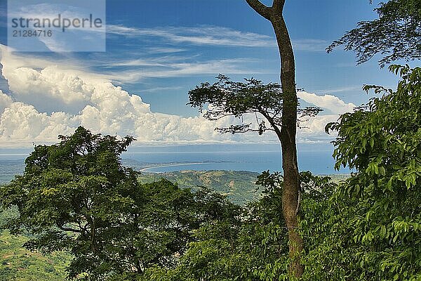 Landschaftsblick auf den Malawisee  gesehen auf der Straße S103 nach Livingstonia  Malawi  Afrika. Schönheit der Natur. Reisen und Tourismus  Afrika