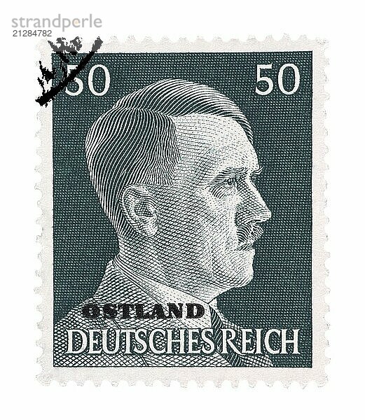 Adolf Hitler auf deutscher Briefmarke von 1942 isoliert in weiß