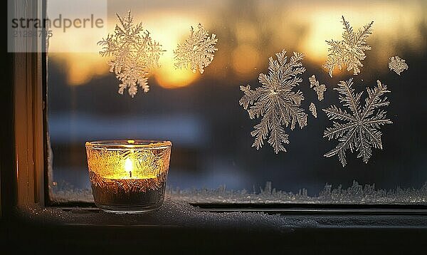 Eine Kerze wird in einem Glas mit Schneeflocken am Fenster angezündet. Die Schneeflocken sind so angeordnet  daß sie aussehen  als ob sie vom Himmel fallen würden. Die Szene ist friedlich und heiter AI erzeugt  KI generiert