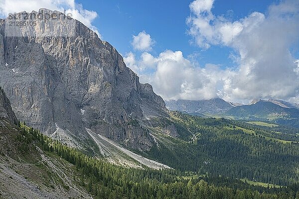 Schöner Landschaftsblick mit Bergen in den Alpen