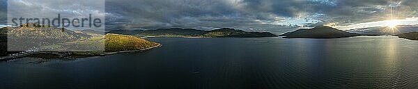 Abendstimmung am Loch Alsh mit Hügel Tulach Ard und Skye Bridge  Drohnenaufnahme  Reraig  Kyle  Schottland  Großbritannien  Europa