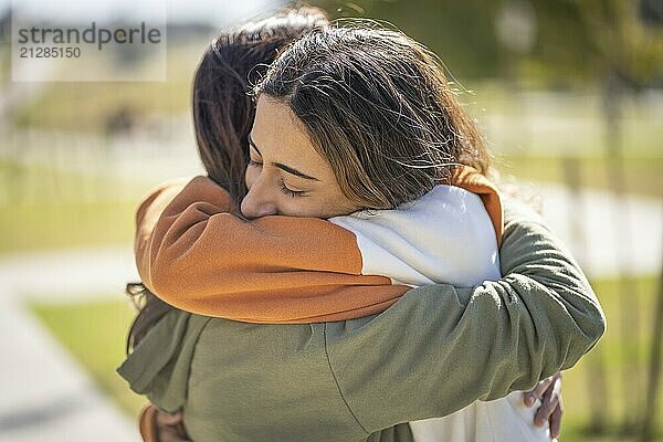 Zwei Frauen  die sich umarmen. Konzept unterstützen